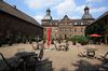 Das Herrenhaus ist ein frei im Wasser stehendes Geb&auml;ude auf rechteckigem Grundriss