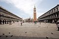 Der Markusplatz mit Markusdom, Campanile und Dogenpalast. Die L&auml;nge des trapezf&ouml;rmigen Platzes betr&auml;gt 175m