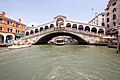Die Rialto-Br&uuml;cke, 1587 von Antonio da Ponte erbaut, nach einem jahrzehntelangen Wettbewerb gegen Palladio & Michelangelo.