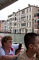 Der Canale Grande verl&auml;uft S-f&ouml;rmig durch die Stadt, ist zwischen 24 und 70 Meter breit und knapp 4 Kilometer lang.