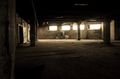 Leere Hallen in der stillgelegten Papier-Fabrik