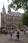 Leicht fr&ouml;stelnd auf dem Weg zum Dom, das Rathaus von der ersten H&auml;lfte des 14. Jahrhunderts