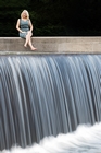 N&ouml;, nicht ins rei&szlig;ende Wasser