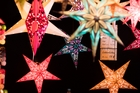 Verkaufsstand mit sch&ouml;nen Sternen auf dem Ratinger Weihnachtsmarkt ...