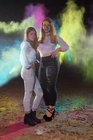 2 Models und der Assistent warfen Farben mit 6 H&auml;nden