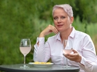 Irgendwie passt die Farbe des Getr&auml;nkes zur Haarfarbe