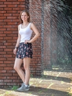 Hinter der S&auml;ule blieb das Model fast trocken