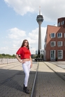 Model und Rheinturm in voller L&auml;nge