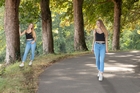 Komische Pose am Baum