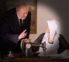 Nach der Reparatur will der Monteur Ratschl&auml;ge geben, hat aber keine Ahnung (siehe Gesichtsausdruck der N&auml;herin)