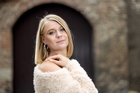 Model vor alter T&uuml;r