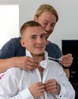 Br&auml;utigam wird angezogen