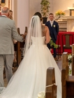 Br&auml;utigam sieht das erste Mal das Brautkleid