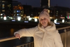 Im Hintergrund die beleuchtete Br&uuml;cke im Medienhafen