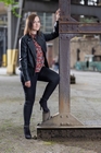 Model h&auml;lt Tr&auml;ger fest oder umgekehrt