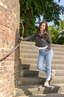 Stehend auf der Treppe