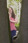 Model zwischen B&auml;umen
