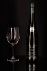 Flasche immer noch geschlossen auf schwarzer Acrylplatte