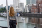 ... und vor den Gehry H&auml;usern