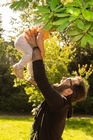 Papa l&auml;sst Kind fliegen