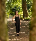 Model zwischen Baumst&auml;mmen