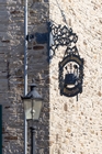 Sta&szlig;enlaterne vor Wirtshaus